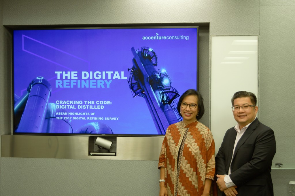 Managing Director Resources Operating Group Accenture Mark Teoh dan Managing Director Accenture Indonesia Neneng Goenadi Country - Riset Accenture Connected Refinery